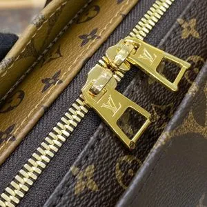 LV ONTHEGO Monogram East West Bag - Image 4